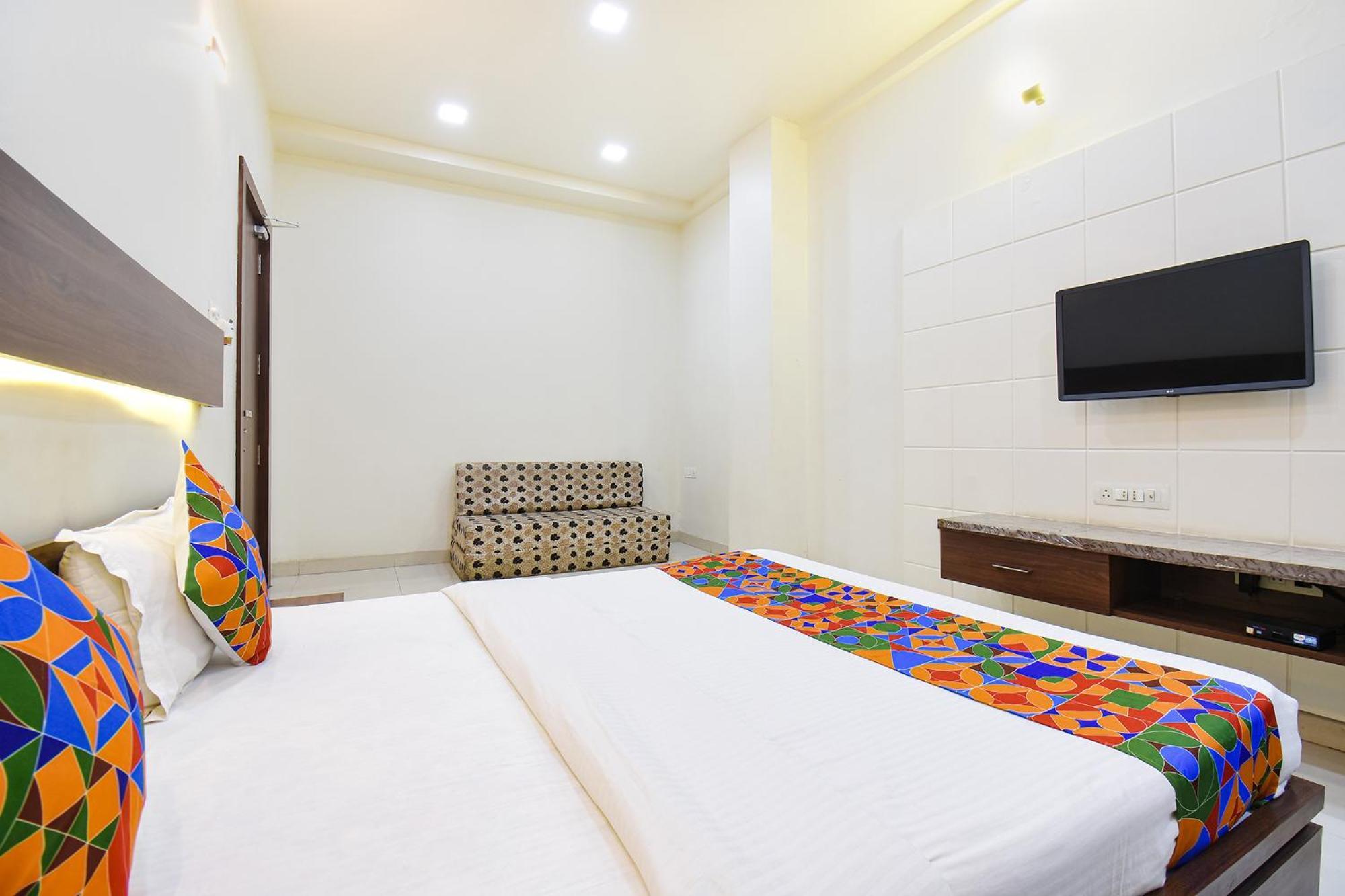 Fabhotel Royal Suits - Nr Mahadji Shinde Chhatri Mundhva Exteriér fotografie