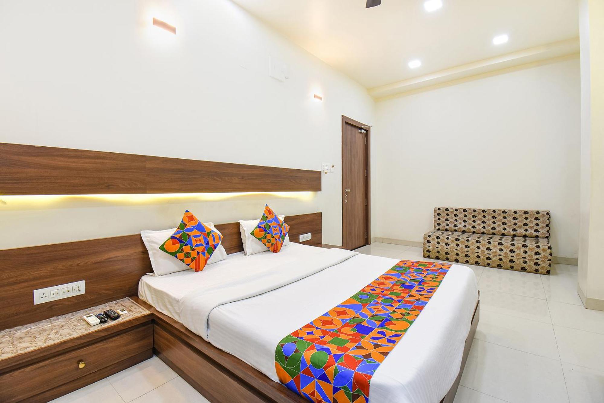 Fabhotel Royal Suits - Nr Mahadji Shinde Chhatri Mundhva Exteriér fotografie