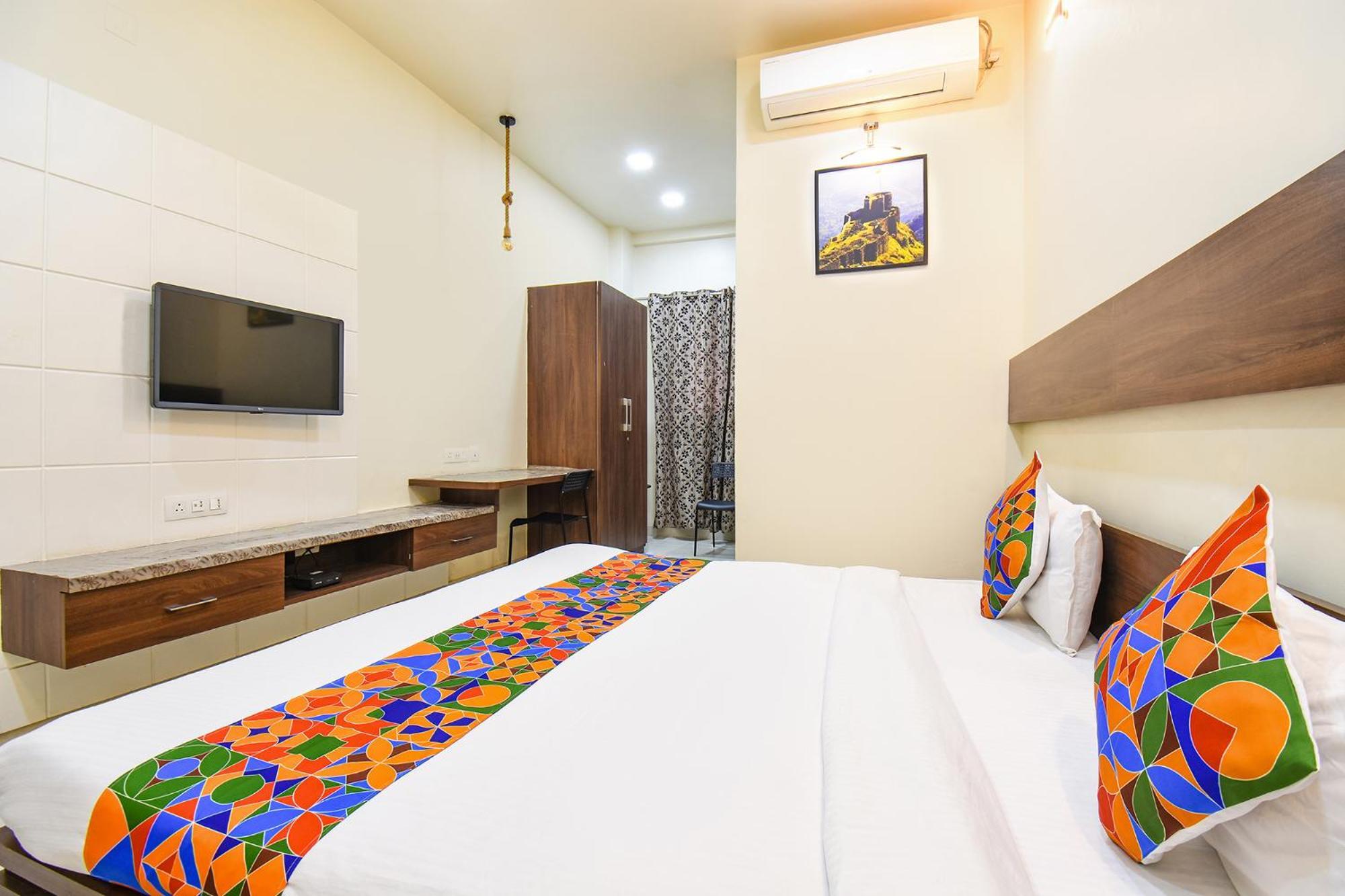 Fabhotel Royal Suits - Nr Mahadji Shinde Chhatri Mundhva Exteriér fotografie