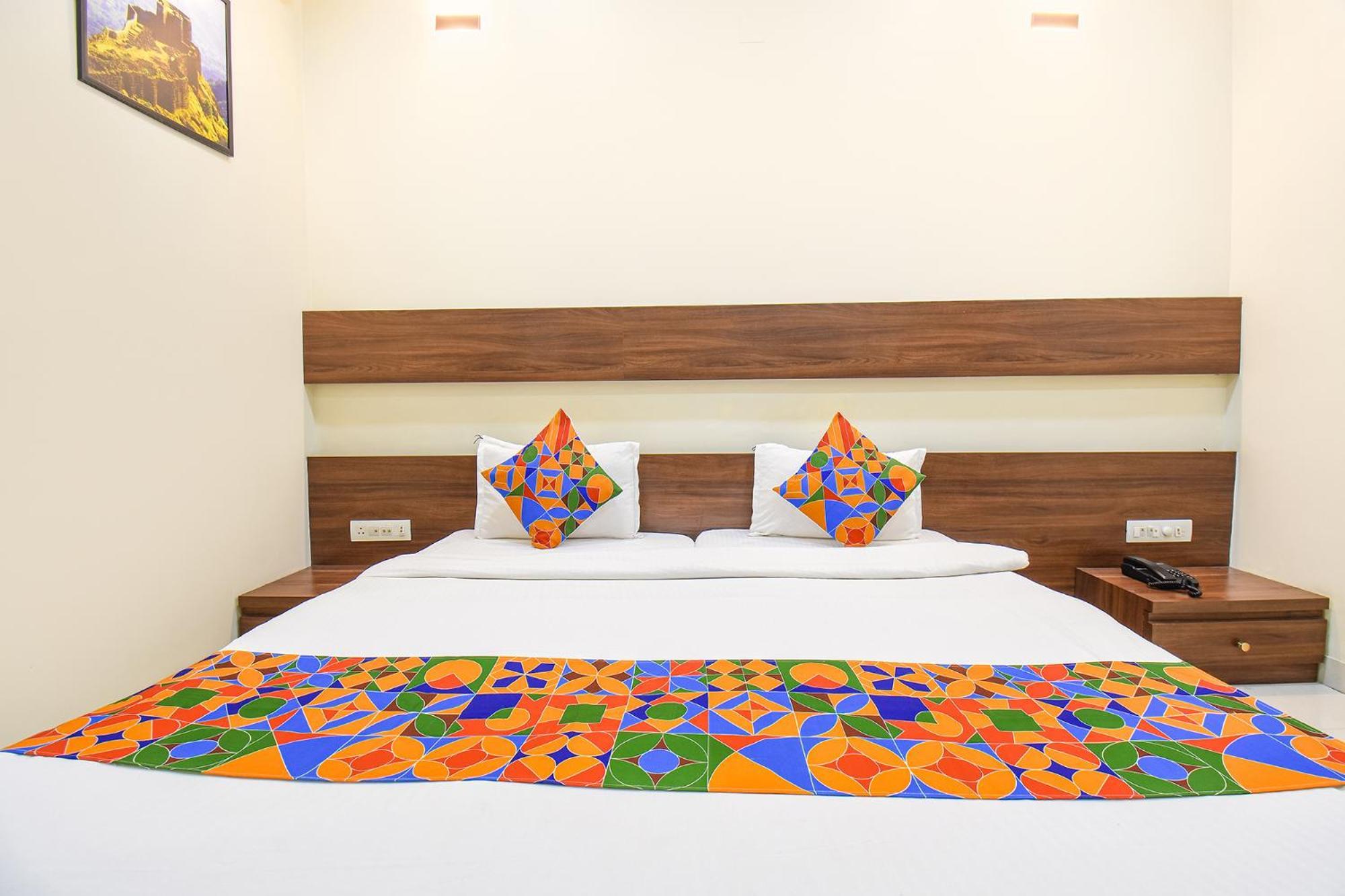 Fabhotel Royal Suits - Nr Mahadji Shinde Chhatri Mundhva Exteriér fotografie