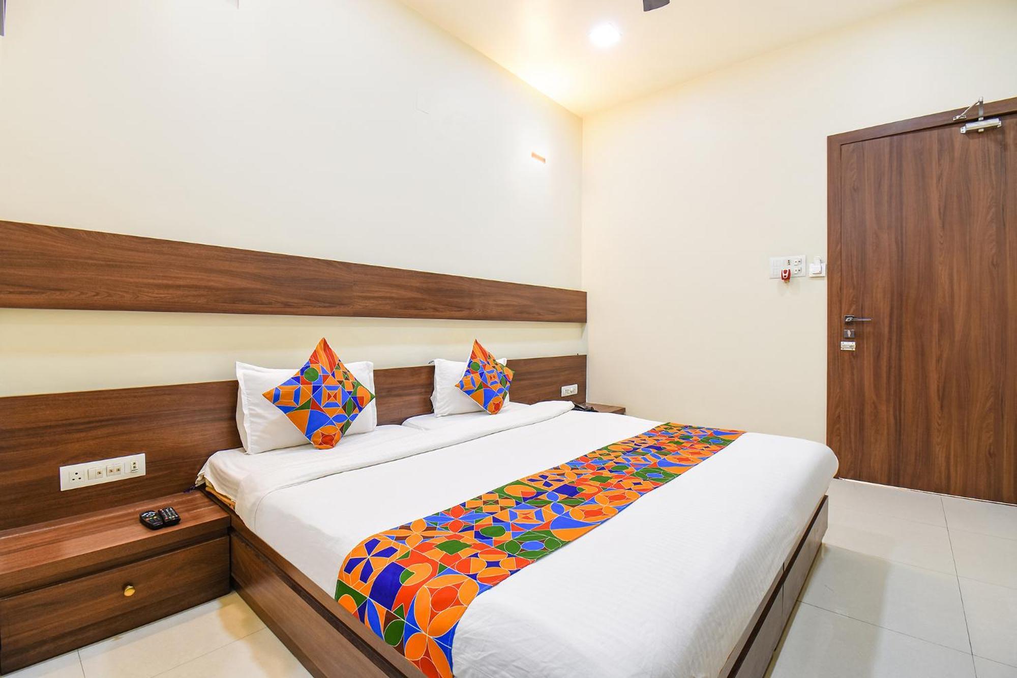 Fabhotel Royal Suits - Nr Mahadji Shinde Chhatri Mundhva Exteriér fotografie