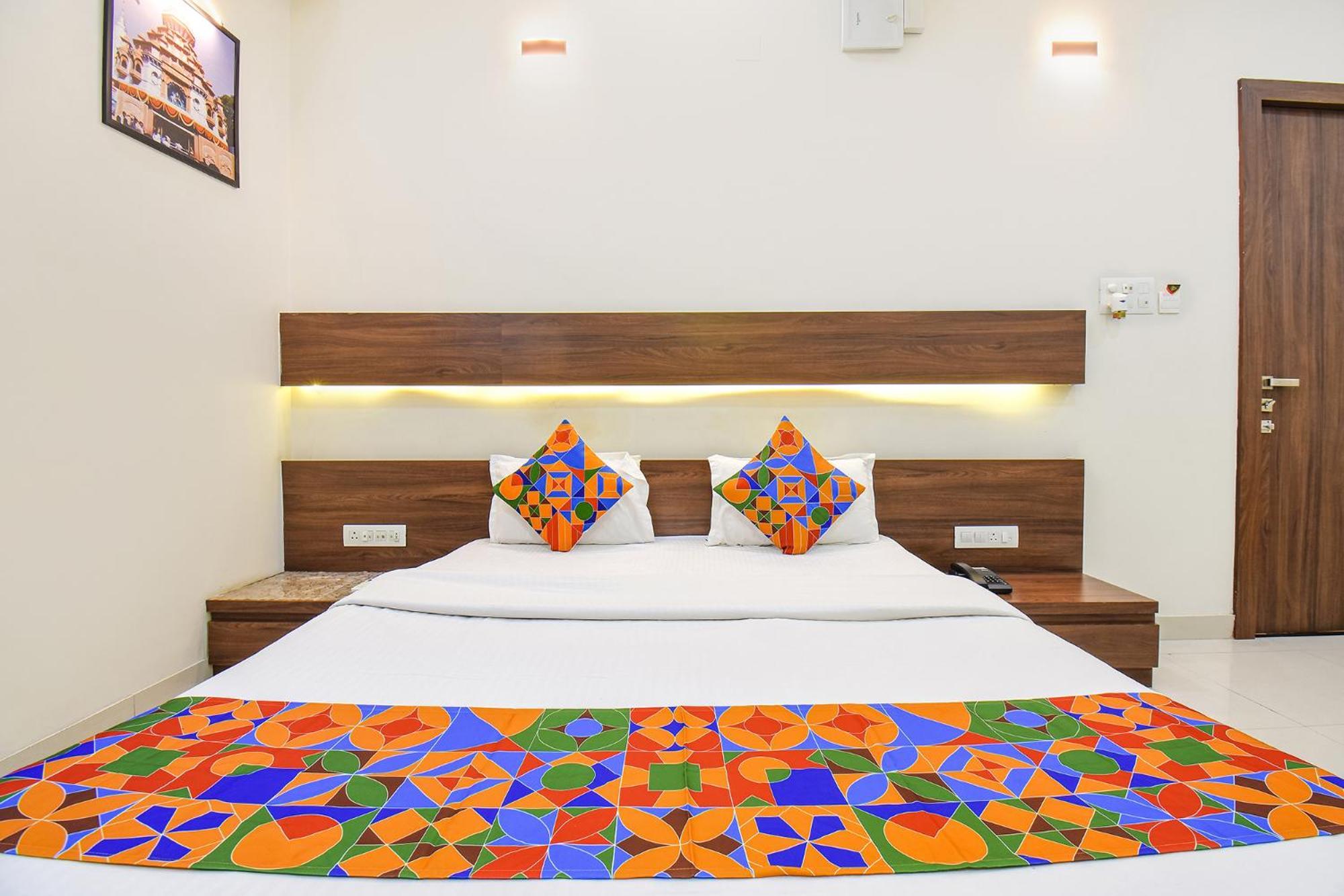 Fabhotel Royal Suits - Nr Mahadji Shinde Chhatri Mundhva Exteriér fotografie
