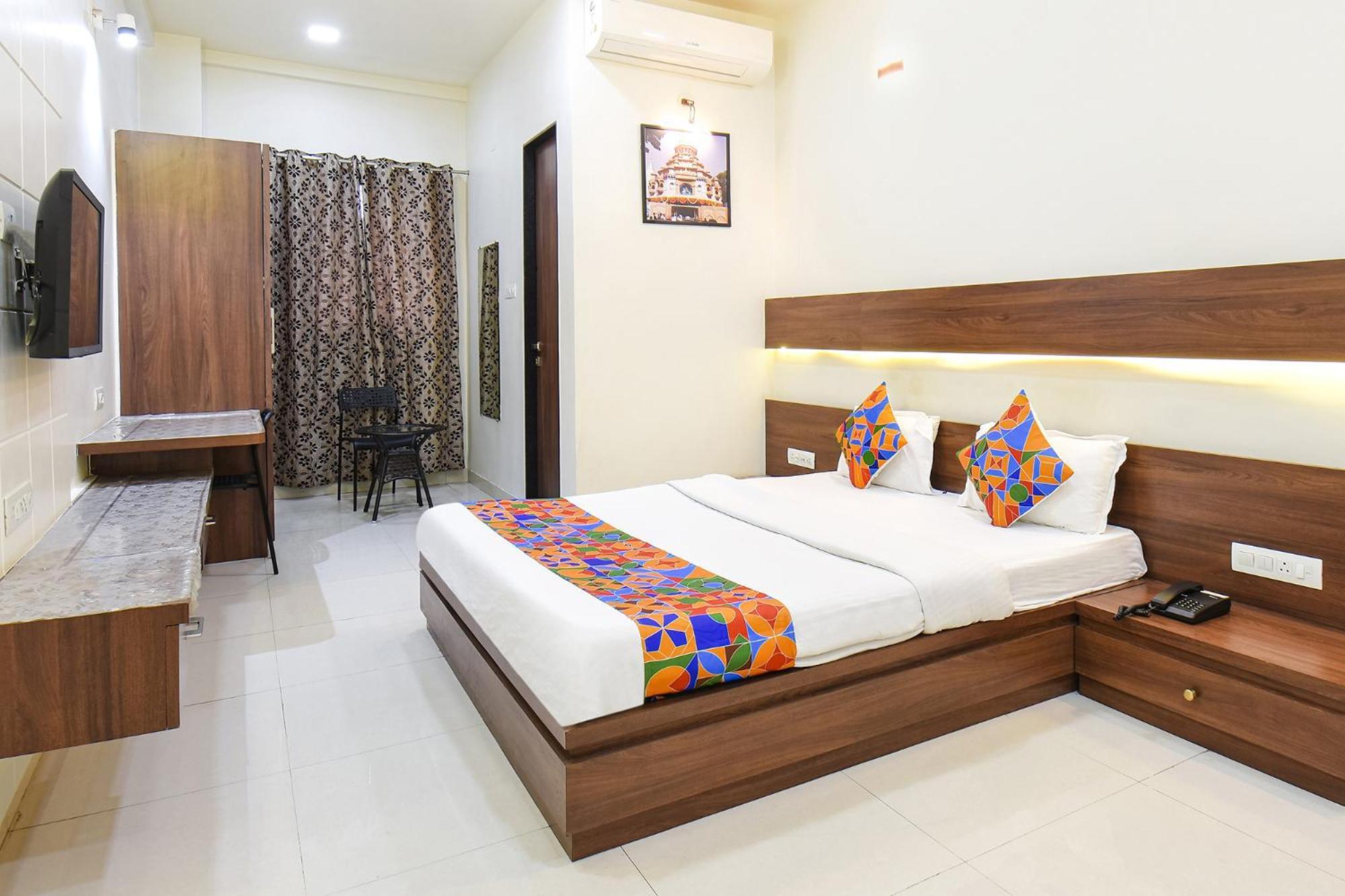 Fabhotel Royal Suits - Nr Mahadji Shinde Chhatri Mundhva Exteriér fotografie