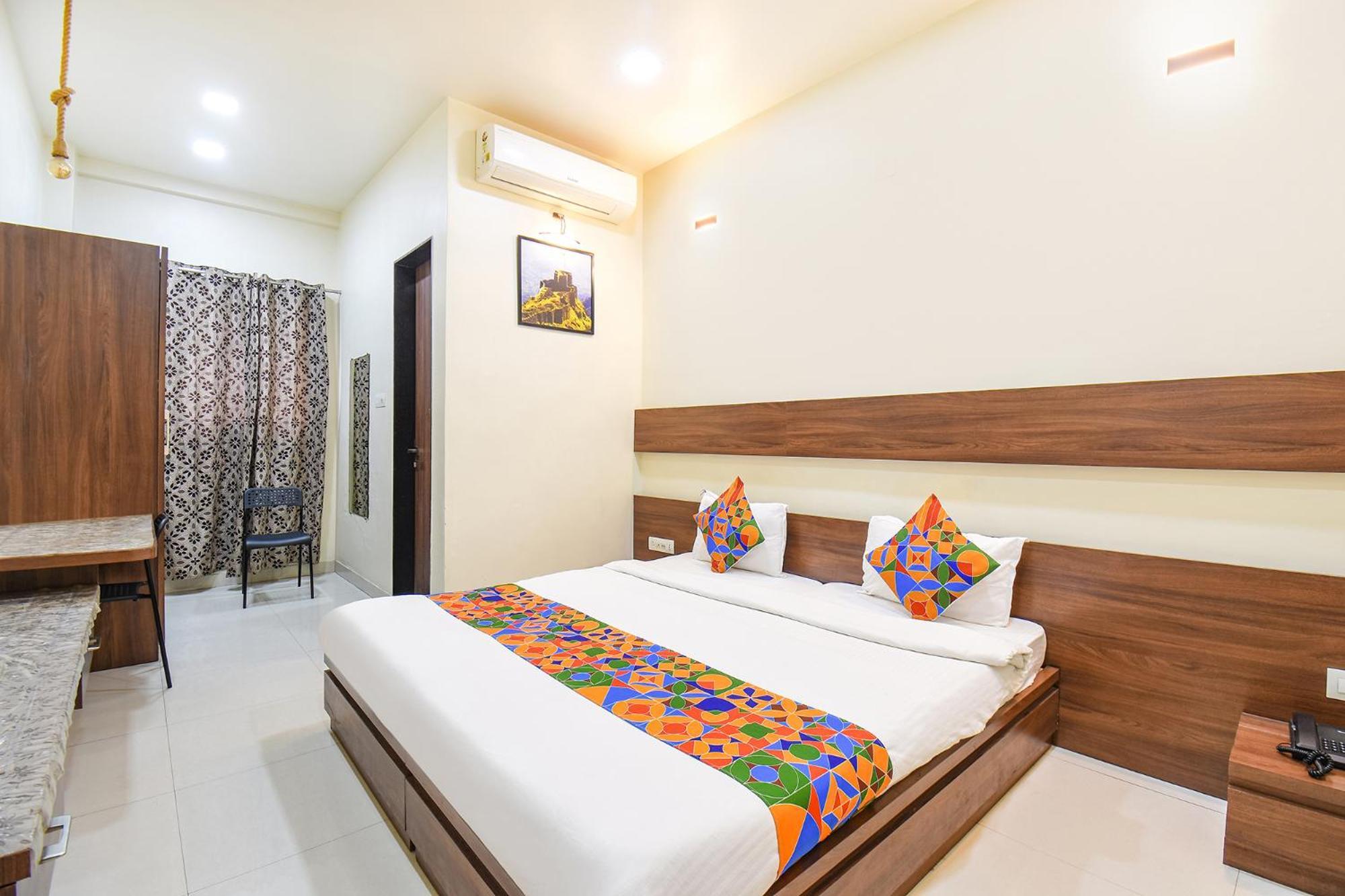 Fabhotel Royal Suits - Nr Mahadji Shinde Chhatri Mundhva Exteriér fotografie