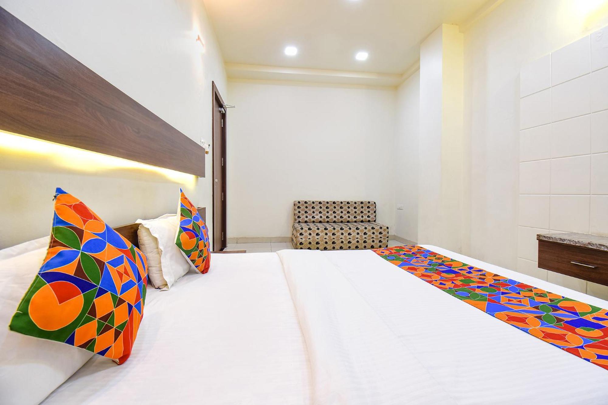 Fabhotel Royal Suits - Nr Mahadji Shinde Chhatri Mundhva Exteriér fotografie