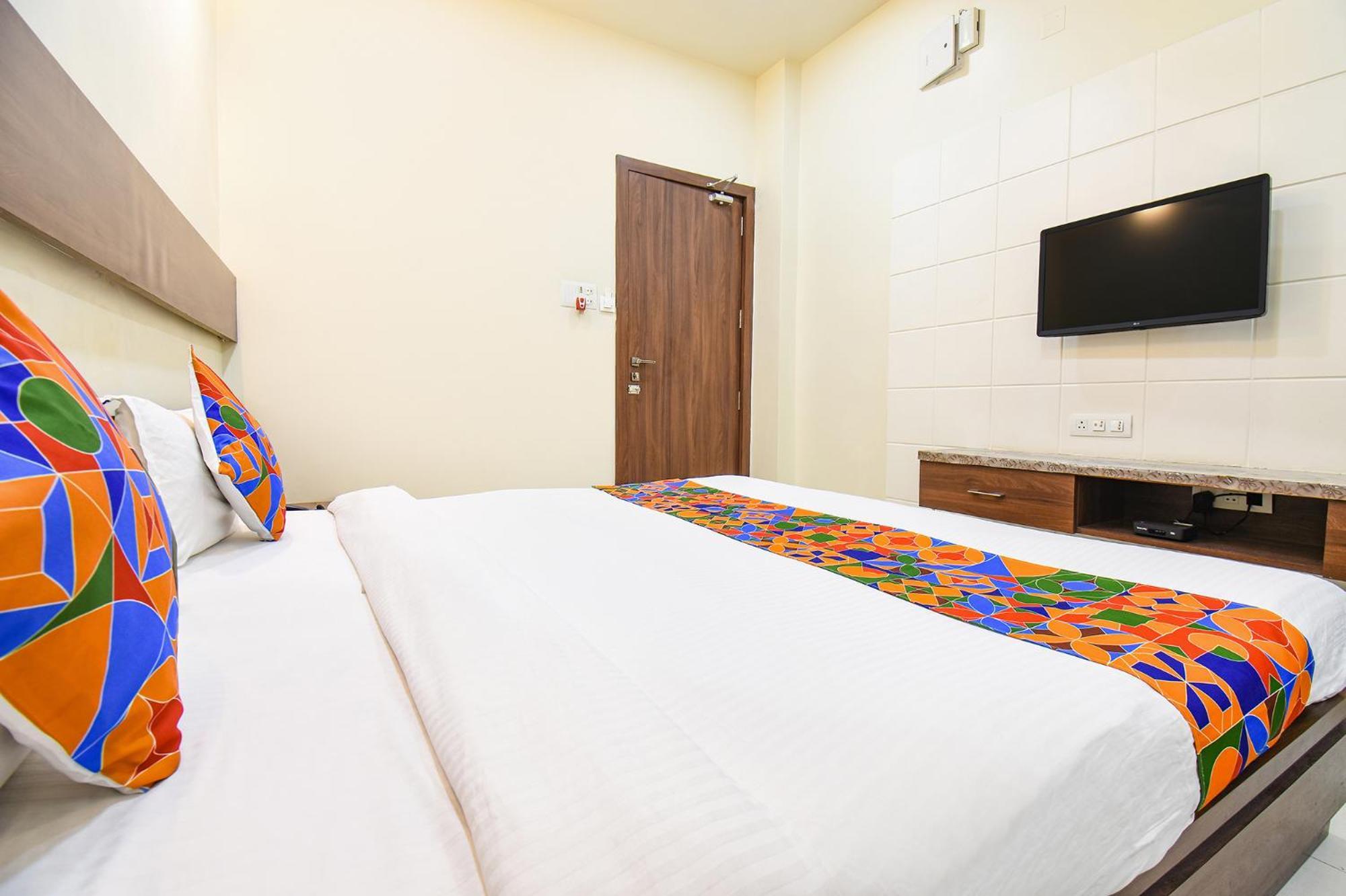 Fabhotel Royal Suits - Nr Mahadji Shinde Chhatri Mundhva Exteriér fotografie