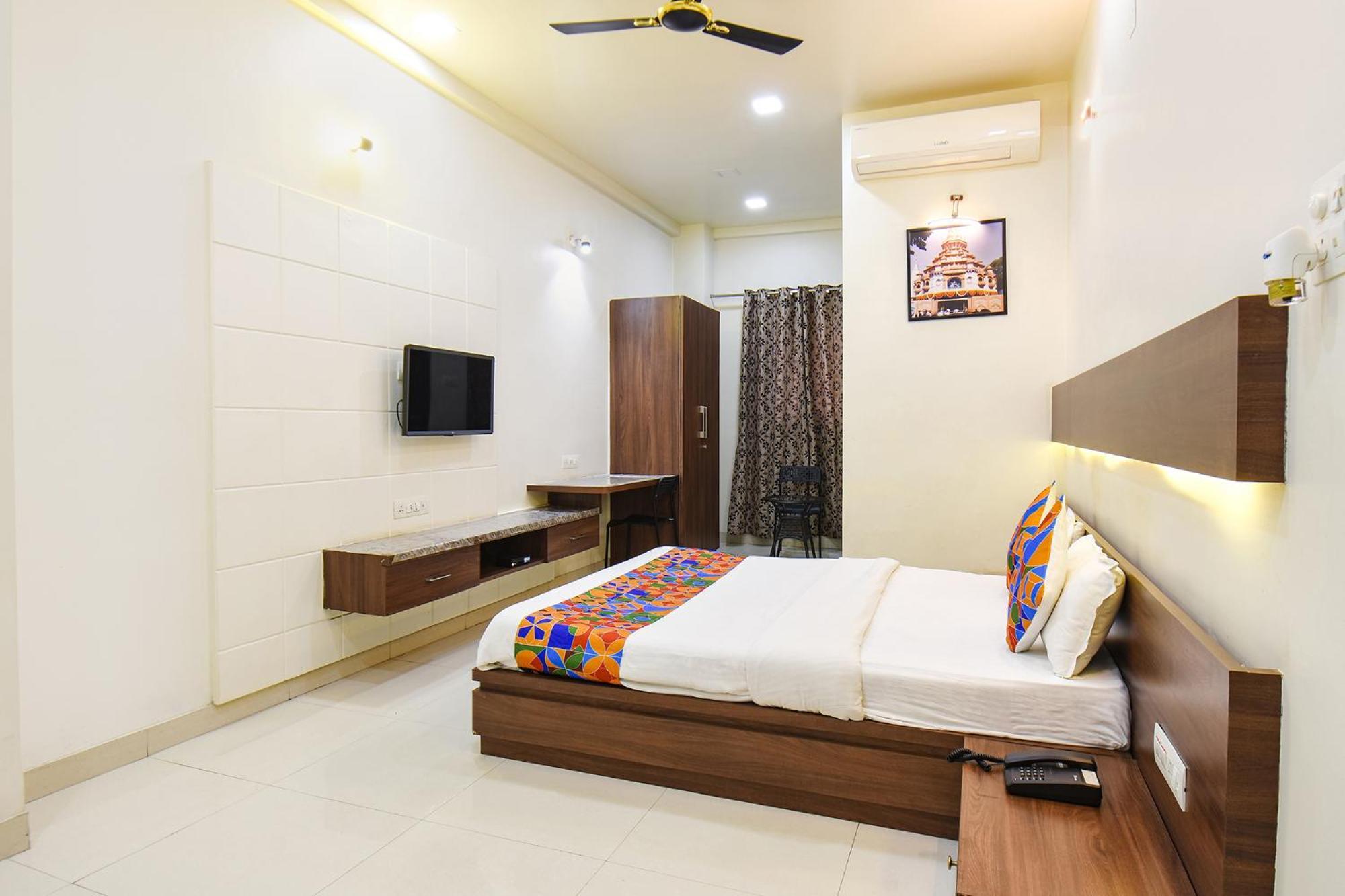 Fabhotel Royal Suits - Nr Mahadji Shinde Chhatri Mundhva Exteriér fotografie