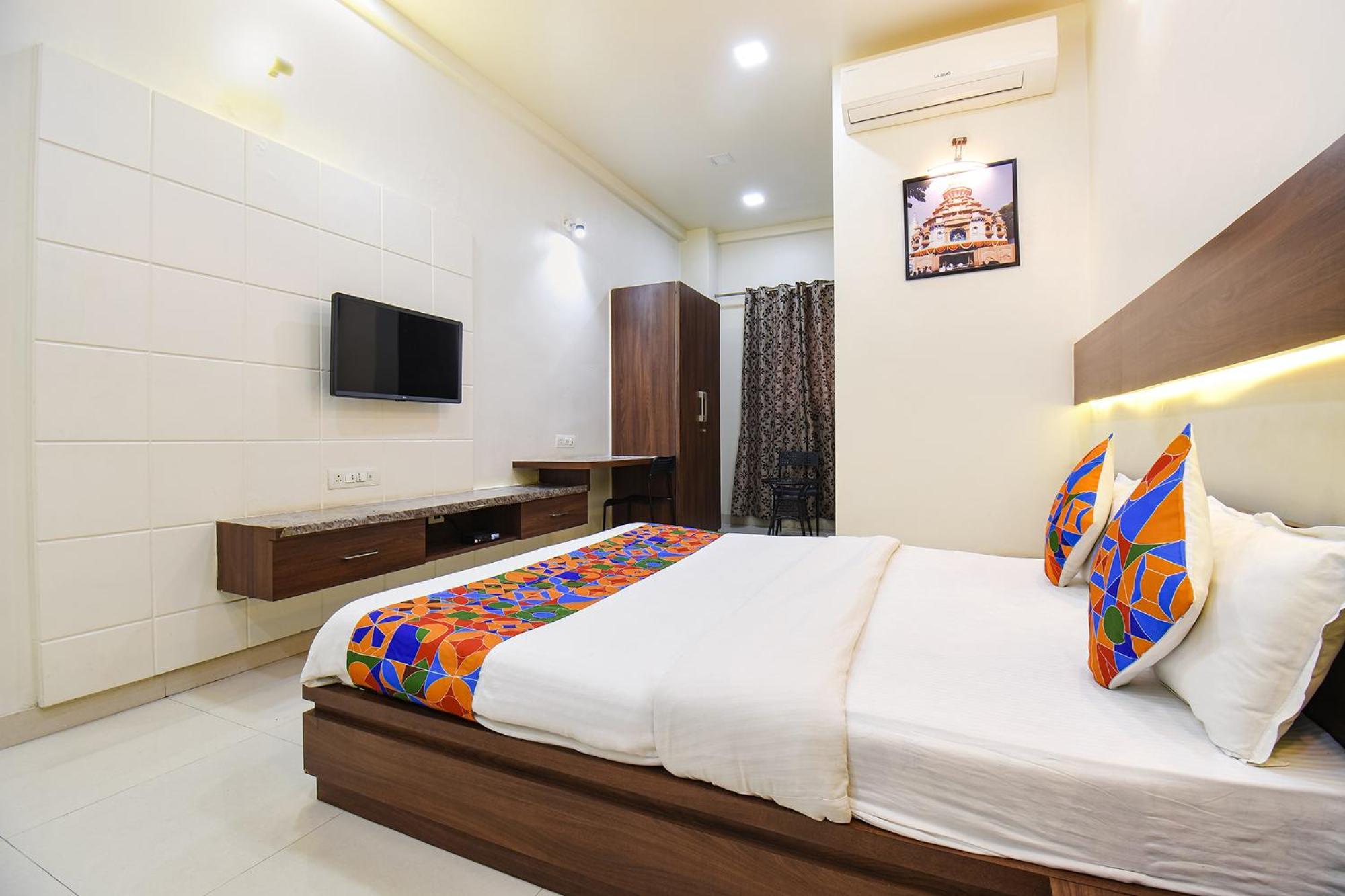 Fabhotel Royal Suits - Nr Mahadji Shinde Chhatri Mundhva Exteriér fotografie